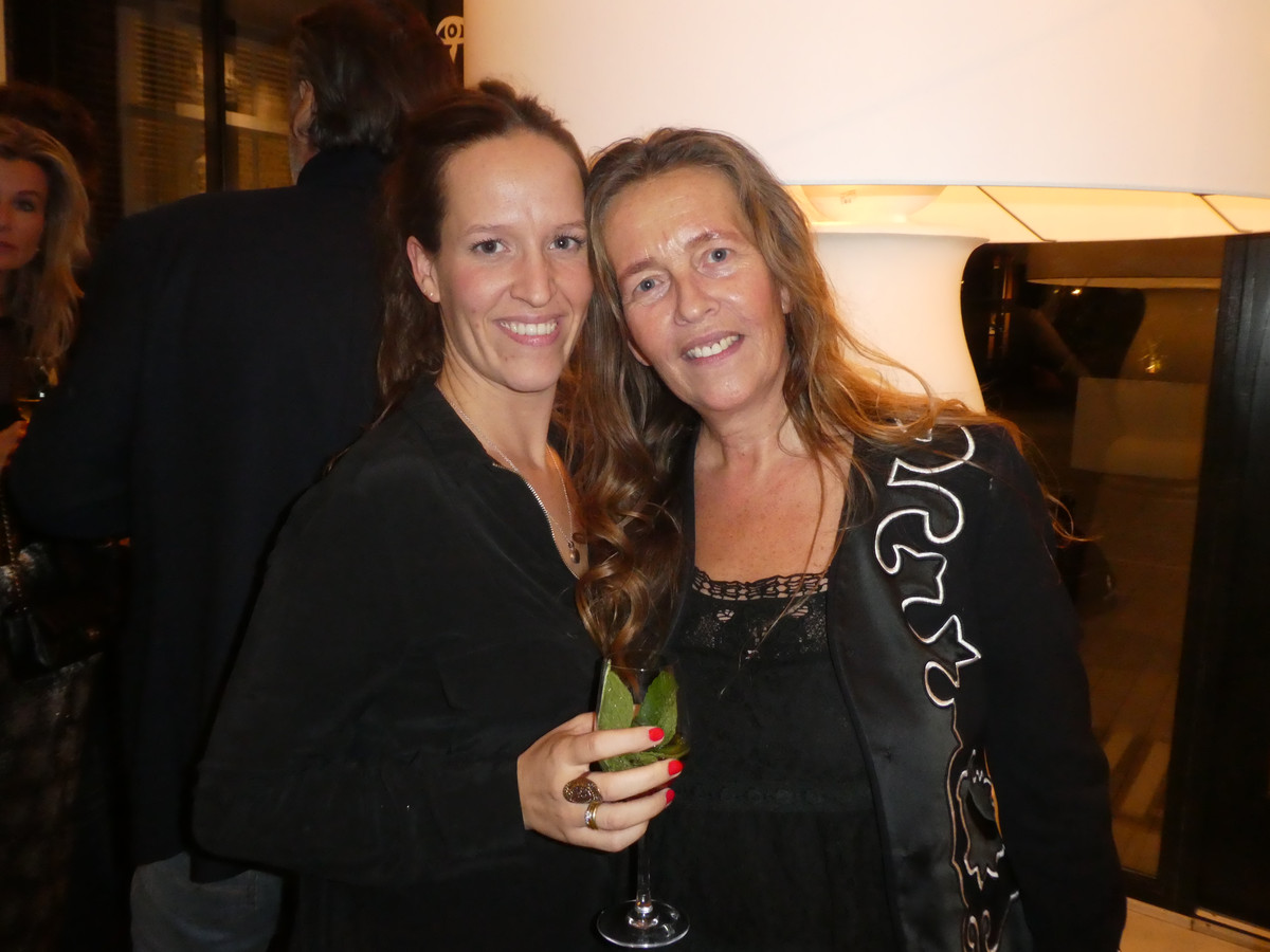 Jan des Bouvrie jubilaris in een winkelcentrum Foto AD.nl