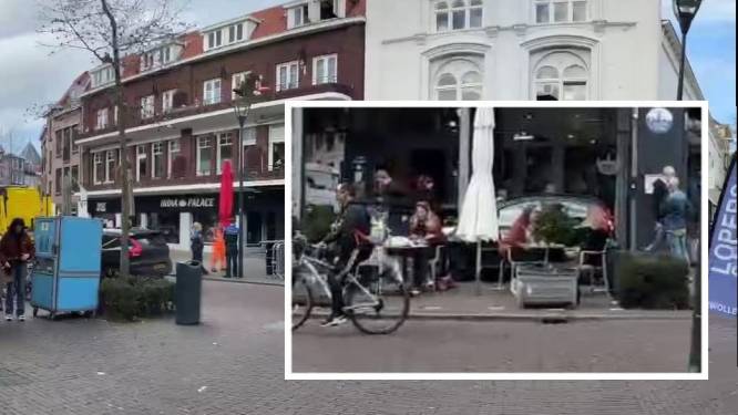 Auto midden op terras in Zwolle geparkeerd (maar wel met een briefje)