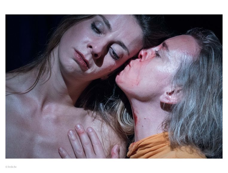 Laurence Roofthooft en Sofie Decleir spelen twee zussen die elkaar ontmoeten bij het graf van hun moeder.  Beeld kvde.be