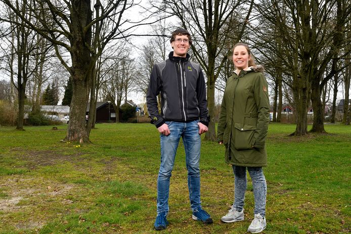 Jorrit Dortland en zijn tweelingzus Marthe, op het terrein waar ze graag Tiny houses willen bouwen.