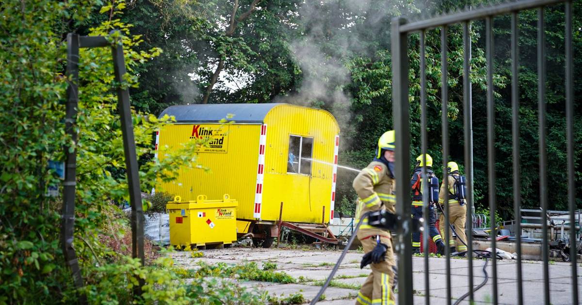 Bouwkeet raakt zwaar beschadigd bij vermoedelijk aangestoken brand op industrieterrein in Warnsveld