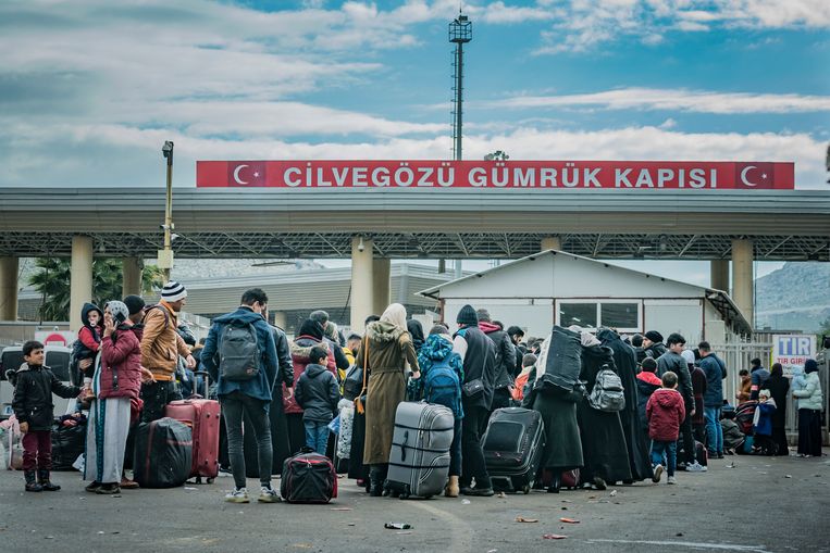 Veel Syrische vluchtelingen verruilen Turkije voor hun thuisland via de grens bij Bab al-Hawa. De Turkse minister van Defensie sprak eind februari over 30.000 terugkeerders. Beeld NurPhoto via Getty Images