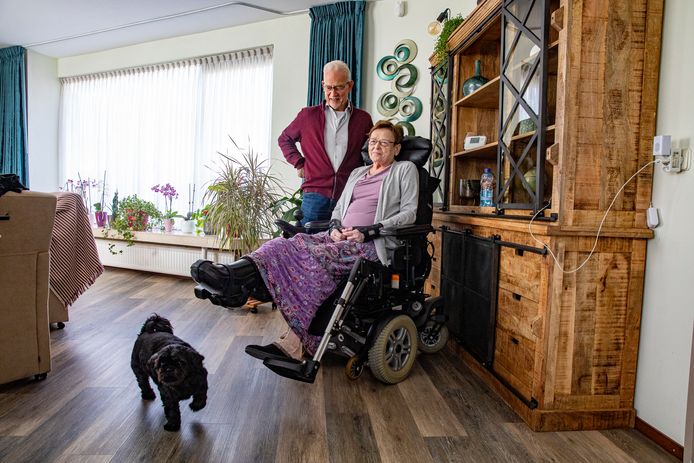Frans Verhees en zijn vrouw Marie-José. Ze is bang dat ze straks niet meer bij SWZ terecht kan voor dagbesteding. Haar man  heeft een brief gestuurd naar de wethouder in de hoop dat er een oplossing komt.