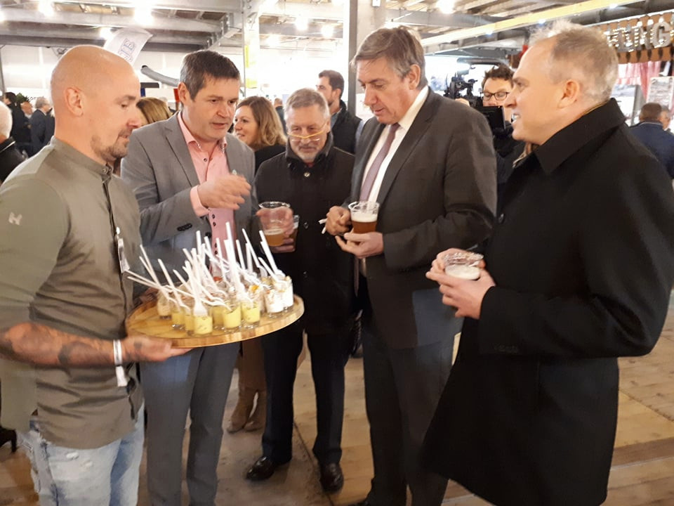 Vlaams Minister-president Jan Jambon en minister Matthias Diependaele (beiden N-VA) werden door burgemeester Tim De Knyf (NH) verwelkomd op de winterjaarmarkt van Sint-Lievens-Houtem.