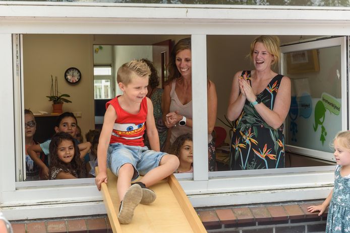 Basisschool Drienermarke gaat nu echt dicht. Leerkrachten en leerlingen verlieten de school via het raam met behulp van een glijbaan.