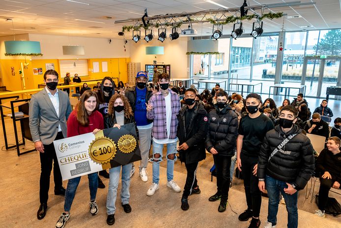 Leerlingen van het Comenius in Capelle krijgen een cheque uit handen van Richard Lopes Mendes van kledingmerk Clan de Banlieue en influencer Lorenzo Dinatelle.