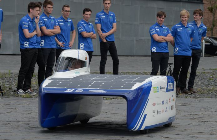 De zonnewagen ‘Blue Point’ die de 19 ingenieursstudenten ontwikkelden.