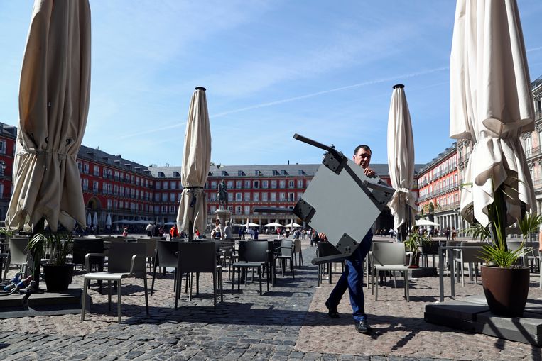 De terrassen worden afgebroken op Plaza Mayor in Madrid.  Beeld Reuters