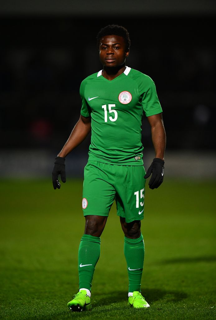 Moses Simon in het shirt van Nigeria.