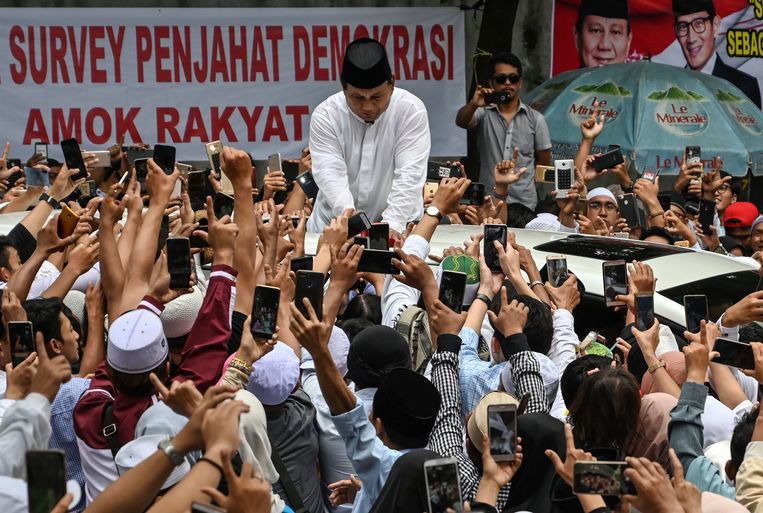 Prabowo groet zijn supporters in Jakarta op 19 April, 2019.  Beeld AFP