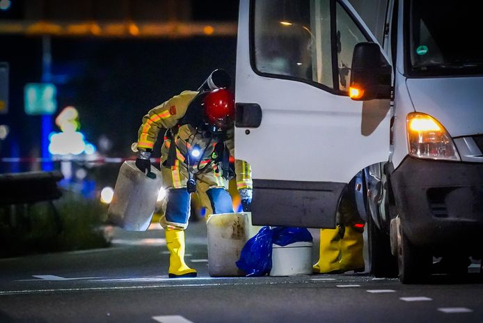 Bus met lekkend drugsafval op Anthony Fokkerweg in Eindhoven