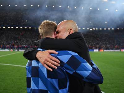 KIJK. Emotionele Guardiola valt De Bruyne in de armen: Manchester City deelt unieke beelden achter de schermen van CL-finale