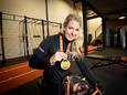 Marloes Olde Agterhuis  in haar sportschool Life4Balance in Enschede. Met de medaille van de marathon.