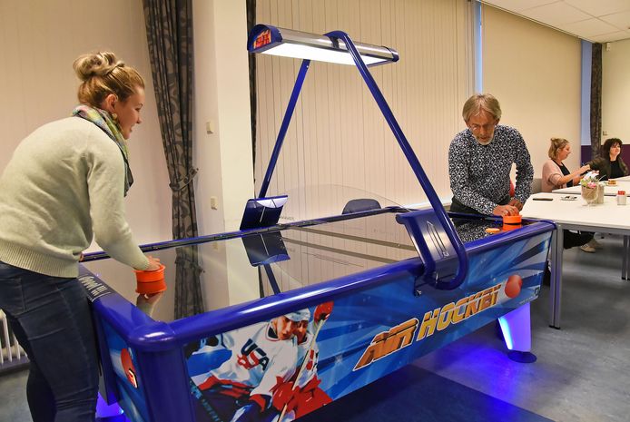 Voorzitter Robert Asselman van dorpsraad Kloosterzande speelde vorig jaar alvast een partijtje airhockey met vrijwilligster Carmen Smedema.