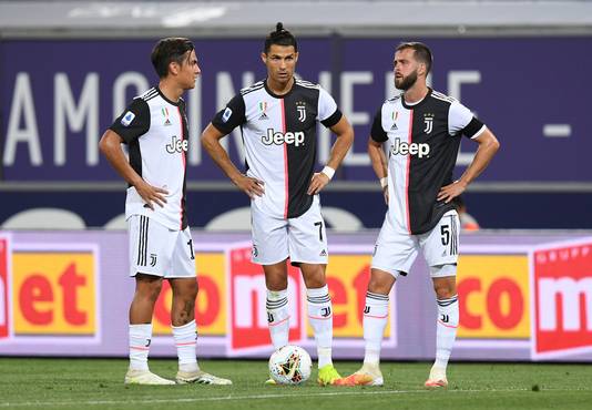 Paulo Dybala, Cristiano Ronaldo en Miralem Pjanić in overleg voor een vrije trap.