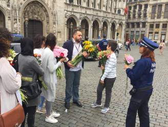 Brusselaars delen 700 bloemen uit aan politie om steun te betuigen na schietpartij Luik
