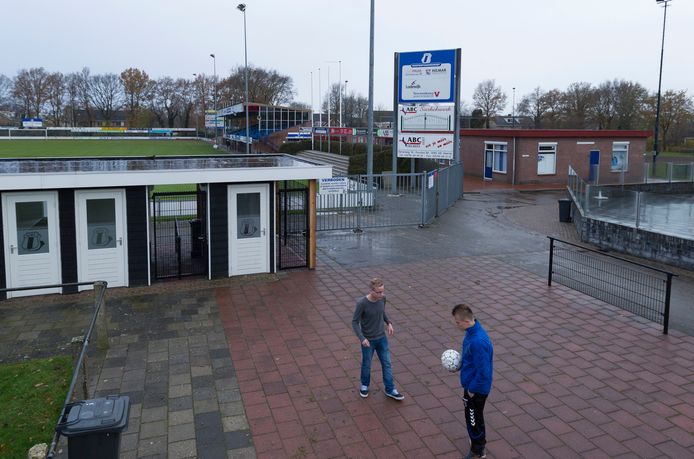 Sportpark de Mulderssingel van voetbalclub WHC in Wezep met rechtsachter het kunstgrasveld waar de overlast voor de aanwonenden het ergst was.