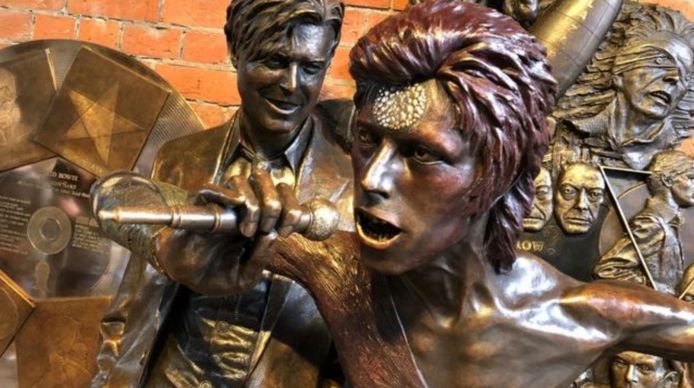 Eerste standbeeld van David Bowie onthuld.