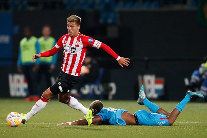 Joël Piroe in het duel met FC Twente. Hij is de aanvoerder van Jong PSV.