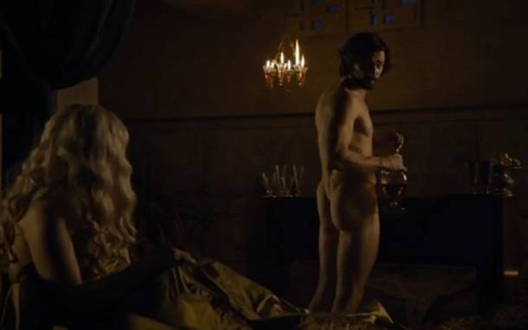 Michiel Huisman poedelnaakt naast het bed van Daenerys. Beeld HBO