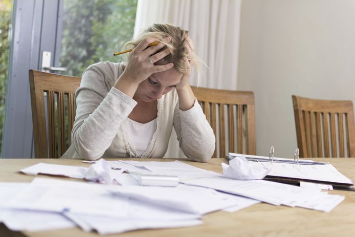 Foto ter illustratie. Gemiddeld kost iemand met schulden de werkgever 13.000 euro op jaarbasis. Deze werknemers functioneren  slechter en verzuimen meer.