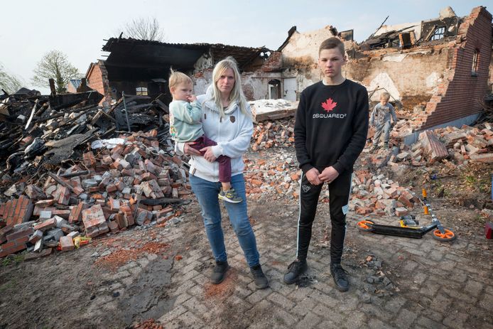 Angela met haar zonen vlnr: Marciano (4), Guliano (17) en Luciano (5) bij haar afgebrande huis in Achtmaal. Inmiddels is er een inzameling om het gezin aan spullen te helpen.