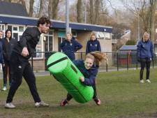 Hockeymeisjes gaan tekeer op een rugbyveld: hoe poeslief HC Rotterdam aan de weerbaarheid werkt