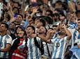 Supporters van Argentinië vieren het behalen van de kwartfinale.