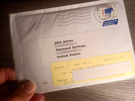 Mark (44) krijgt ongevraagd drugs opgestuurd in een vreemde envelop: ‘Ik ben me rot geschrokken’