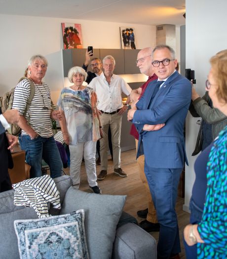 Minister Hugo de Jonge onder indruk van Knarrenhof Zutphen: ‘Maar alleen hiermee los je wooncrisis niet op’