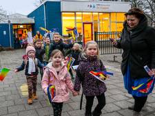 Wouwse kinderen met vlag en wimpel naar nieuw schoolgebouw 