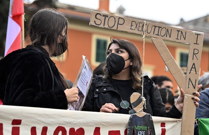 Iraanse jongeren en sympathisanten tijdens een protest aan de Iraanse ambassade in Rome zaterdag, na de executie van de eerste demonstrant van Iran.