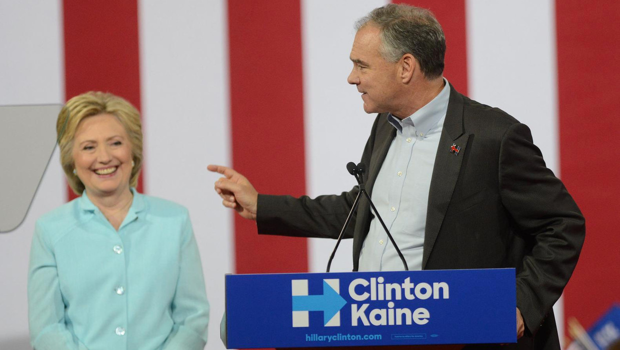 Hillary Clinton luister naar haar running mate, Tim Kaine. Beeld photo_news