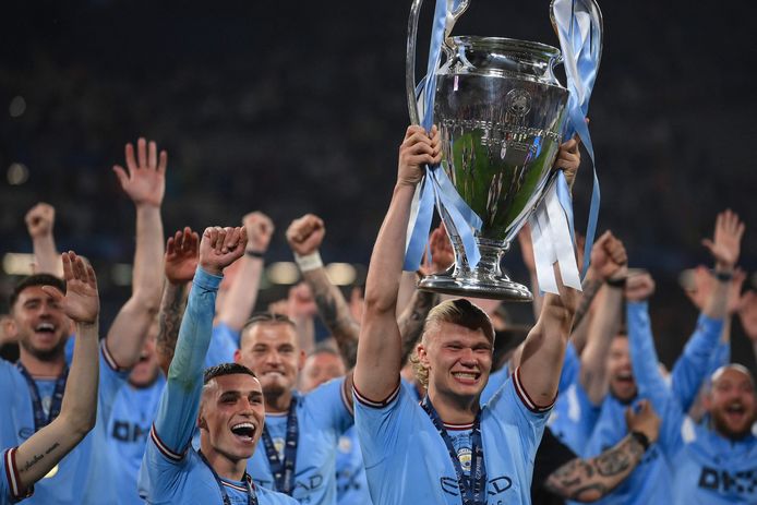 KIJK. De peperdure rugzak, de tranen, zijn meevierende vriendin en een  sigaar: zo beleefde Erling Haaland de finale en het feest achteraf, Champions League