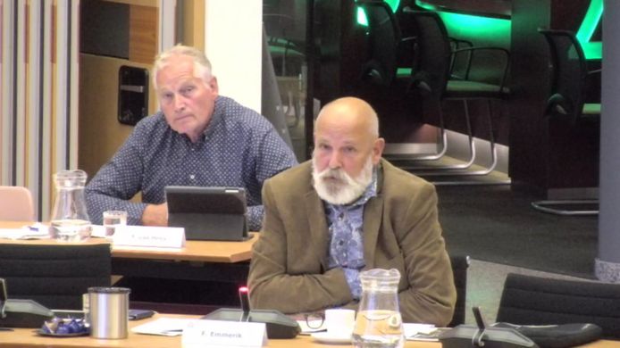 Raadslid Fred Emmerik met achter hem partijgenoot Ton van Hees van Samen voor Valkenswaard tijdens de vergadering van donderdag 28 mei 2020, die voor niemand te volgen was. (Beeld uit de opname, waarbij het geluid ontbrak).