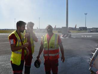Brandweer zorgt voor welgekomen verfrissing op snikhete tarmac luchthaven