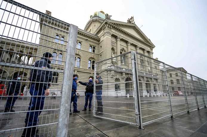 Le parlement suisse, sécurisé dimanche par la police, à Berne