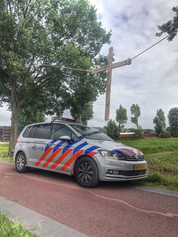 Het kruis hing aan touwen tussen twee bomen.
