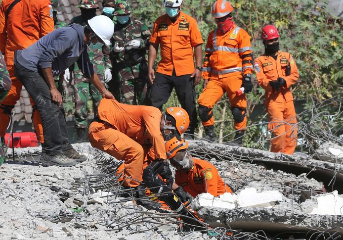 De schade in Noord-Lombok is niet te overzien. Elke dag halen hulpverleners nog slachtoffers vanonder het puin.