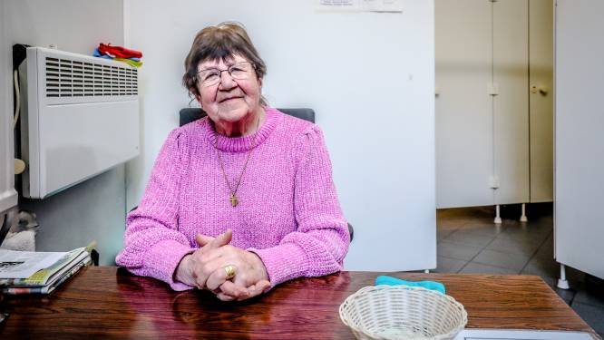 “Plots lag hier een portefeuille met 100.000 frank, maar een bedankje kregen we niet”: Brugse toiletdame Erna gaat op haar 84ste ‘met pensioen’