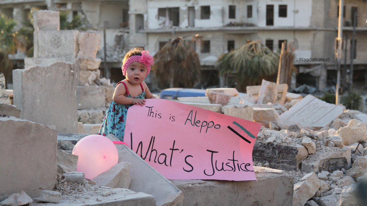 Sama in het puin van de Syrische stad Aleppo in de documentaire 'For Sama' Beeld Channel 4