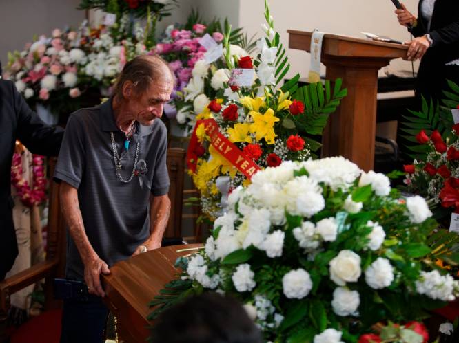 Man vreest dat bijna niemand naar begrafenis van zijn vrouw komt in El Paso. Maar dan dagen honderden mensen op