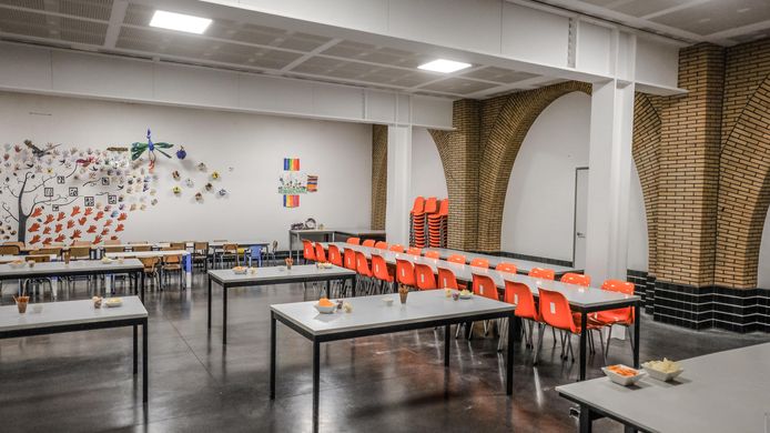 De nabijgelegen school gebruikt het ontmoetingslokaal op weekdagen ook als refter.