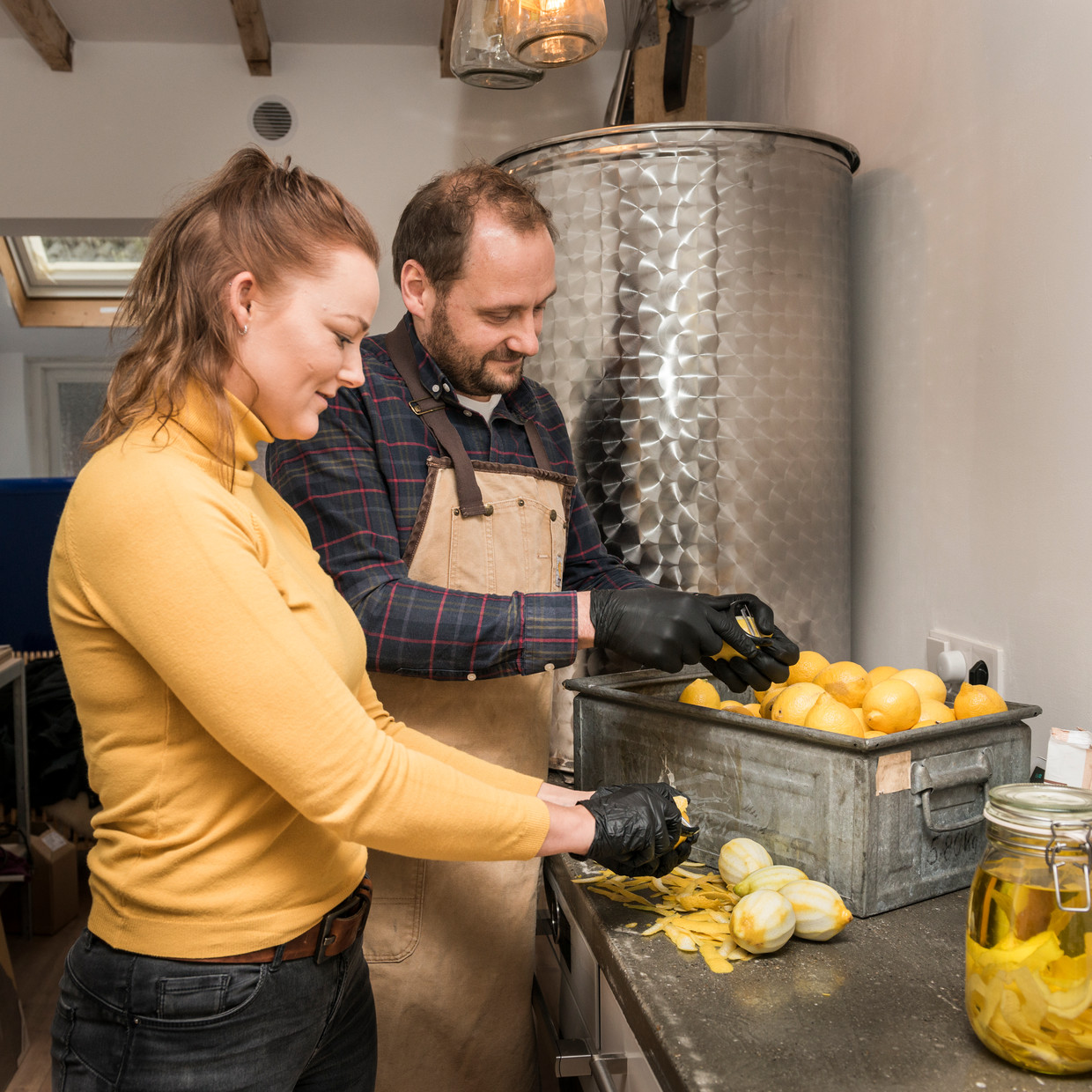Melissa Oosten en Titus Meijer aan de slag in Peize met de dunschiller voor hun Drunken Monkey limoncello. Beeld Eva Faché