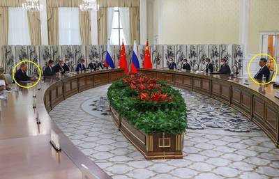 Tijdens ontmoeting tussen Poetin en Xi steelt opvallende tafel met ‘doodskist’ in het midden de show