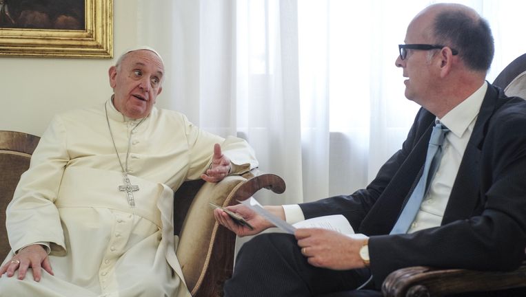 Het interview met paus Franciscus in Straatnieuws werd afgenomen door Trouw-journalist Stijn Fens (r). Beeld Straatnieuws