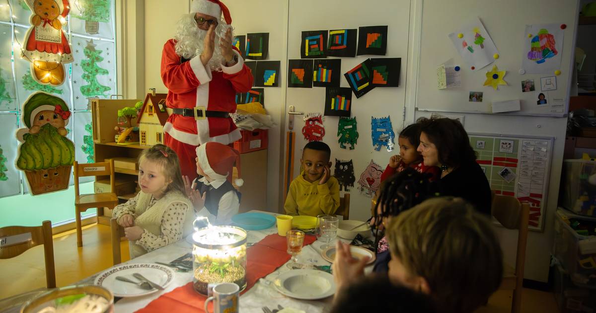 Scholieren Nebi en Mareino smullen van kerst-visdiner met sterrenkwaliteit van de Kromme Watergang