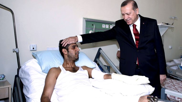 De Turkse president Recep Erdogan bezocht gisteren een van de gewonden van de aanslag van woensdagavond. Beeld AFP