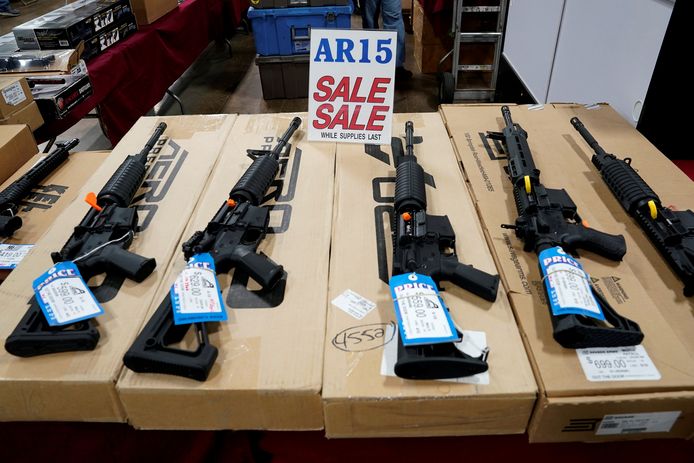 Semiautomatische wapens zoals de AR-15 worden in de VS ook aan burgers verkocht.