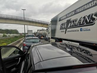 Gekantelde tankwagen op E19 in Bergen: snelweg weer open vanaf 4 uur